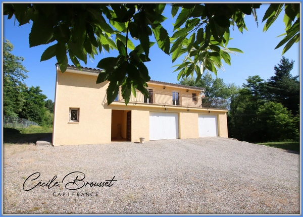 Belle villa de 2002 avec grand terrain et grand garage  SAINT LAURENT DE CERDANS (66)