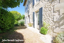 Maison familiale en pierre de 150m² avec 3 chambres rénovée en 2006 sur un terrain arboré et clos de 1617 m² 