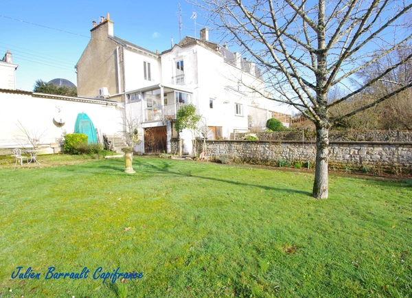Maison de ville de 116,54 m² de 4 chambres avec une véranda et un garage sur une parcelle de 528m² au bord du Clain.