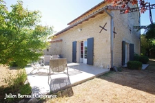 Maison familiale en pierre de 150m² avec 3 chambres rénovée en 2006 sur un terrain arboré et clos de 1617 m² 