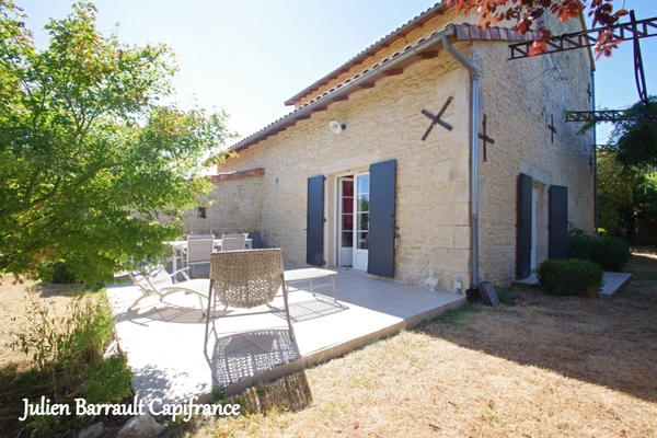 Maison familiale en pierre de 150m² avec 3 chambres rénovée en 2006 sur un terrain arboré et clos de 1617 m² 