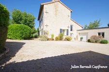 Maison familiale en pierre de 150m² avec 3 chambres rénovée en 2006 sur un terrain arboré et clos de 1617 m² 