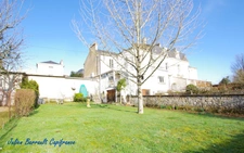 Maison de ville de 116,54 m² de 4 chambres avec une véranda et un garage sur une parcelle de 528m² au bord du Clain.