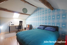 Maison familiale en pierre de 150m² avec 3 chambres rénovée en 2006 sur un terrain arboré et clos de 1617 m² 