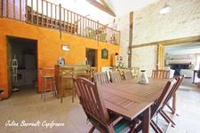 Maison en pierre de 186,64 m² avec 3 chambres rénovée en 1999 sur un terrain de 413 m²