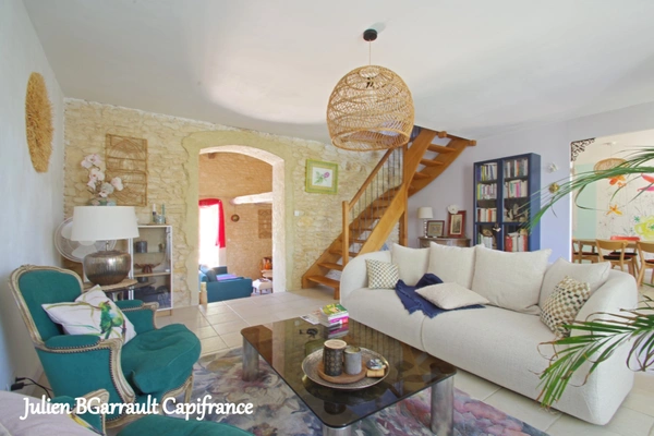 Maison familiale en pierre de 150m² avec 3 chambres rénovée en 2006 sur un terrain arboré et clos de 1617 m² 