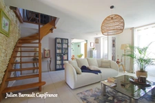 Maison familiale en pierre de 150m² avec 3 chambres rénovée en 2006 sur un terrain arboré et clos de 1617 m² 