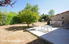 Maison familiale en pierre de 150m² avec 3 chambres rénovée en 2006 sur un terrain arboré et clos de 1617 m² 