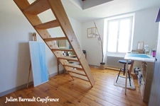Maison familiale en pierre de 150m² avec 3 chambres rénovée en 2006 sur un terrain arboré et clos de 1617 m² 