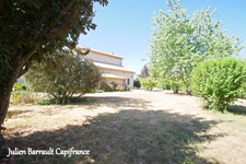 Maison familiale en pierre de 150m² avec 3 chambres rénovée en 2006 sur un terrain arboré et clos de 1617 m² 