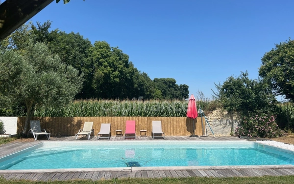 Propriété de 3 maisons dans un cadre bucolique avec plus de 3 hectares - à 20min de LA ROCHELLE 