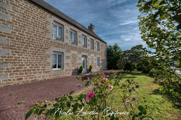 Maison en pierre rénovée de 202 m² – 4 chambres + studio indépendant – Dépendance de 100 m² – Terrain clos de 2 775 m²