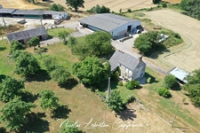 Propriété de 4,4 hectares avec maison, hangar de 1 000 m² et étang – À 5 min de Flers