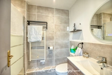 Maison en pierre rénovée de 202 m² – 4 chambres + studio indépendant – Dépendance de 100 m² – Terrain clos de 2 775 m²