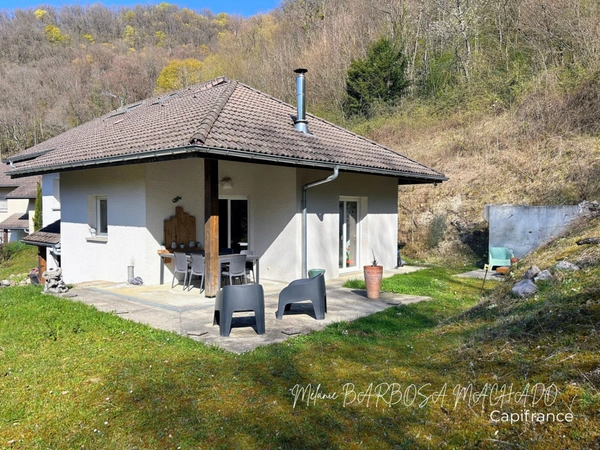 Maison individuelle à vendre 5 pièces à SERRIERES EN CHAUTAGNE (73) d'environ 117 m² à environ 30 minutes d'Aix-les-Bains et d'environ 50 minutes d'Annecy et de Genève, et d'environ 10 minutes du lac