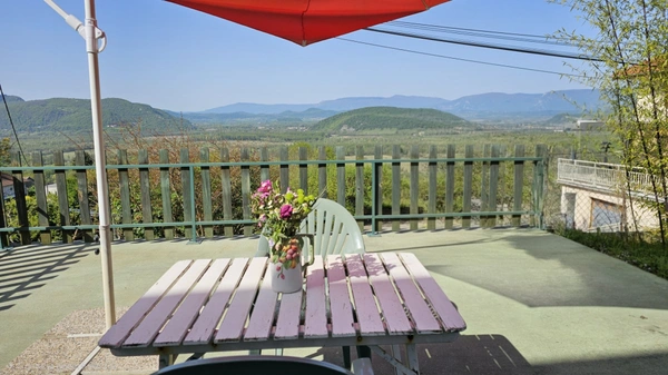 Maison lumineuse d'env. 137 m² avec vue exceptionnelle à vendre à CHINDRIEUX (73). Dépendances, terrain, proche lac du Bourget. A 25 mns d'Aix-les-Bains et 1H d'Annecy et de Genève.