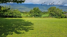Terrain à bâtir de 1232 m² à vendre  à SERRIERES EN CHAUTAGNE avec vue sur le Grand Colombier. A 30 mn d'Aix les Bains, 50 mn d'Annecy et de Genève.