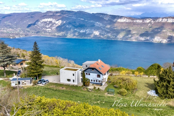 Grande maison à vendre à ONTEX (73) avec terrain à bâtir. À 20 minutes de Chindrieux, 40 minutes d’Aix-les-Bains, 1H30 de Genève. Vue lac du Bourget et le Mont Blanc