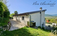 Maison lumineuse d'env. 137 m² avec vue exceptionnelle à vendre à CHINDRIEUX (73). Dépendances, terrain, proche lac du Bourget. A 25 mns d'Aix-les-Bains et 1H d'Annecy et de Genève.