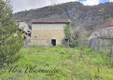 Maison en pierre à rénover à vendre à MOTZ (73) en Chautagne avec dépendances et terrain à bâtir, à environ 50 minutes de Genève et d’Annecy. 