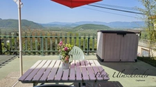 Maison lumineuse d'env. 137 m² avec vue exceptionnelle à vendre à CHINDRIEUX (73). Dépendances, terrain, proche lac du Bourget. A 25 mns d'Aix-les-Bains et 1H d'Annecy et de Genève.