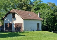 A Lembeye, sur un terrain de plus de 3000m² Maison de 185 m²  5 chambres et une belle dépendance 