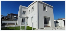 Située proche des commerces et des Ecoles mais au calme Maison entièrement rénovée Classe Energie B,  135 m² avec double garage  