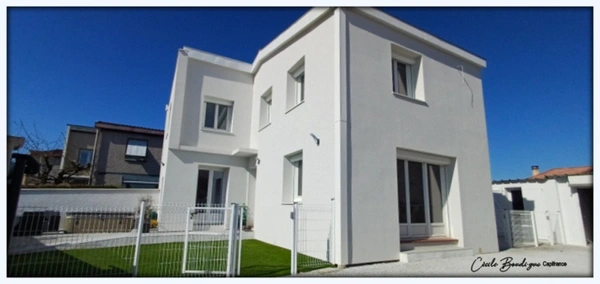 Située proche des commerces et des Ecoles mais au calme Maison entièrement rénovée Classe Energie B,  135 m² avec double garage  