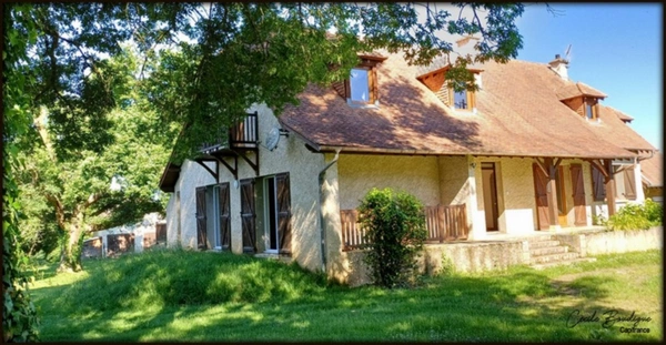 A Lembeye, sur un terrain de plus de 3000m² Maison de 185 m²  5 chambres et une belle dépendance 