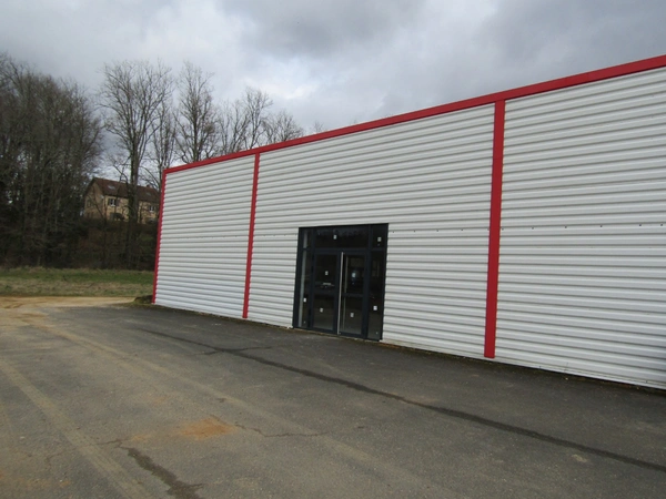 Local commercial refait à neuf de 465m²