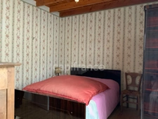 A CERVIERES (42). Maison de village de 65 M2 avec son garage attenant 