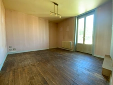 A SAINT ROMAIN LE PUY (42). MAISON individuelle  de  68 M2 A RENOVER  au BORD DU CANAL et VUE SUR LE PRIEURE