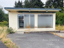 Proche de NOIRETABLE  (42) Local commercial/bureau de 50 M2 avec grand parking clos 