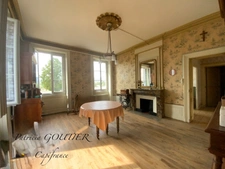 A  SAINT FORGEUX LESPINASSE (42) MAISON DE CARACTERE de 200 M2 avec DEPENDANCES et terrain clos de 8400M2
