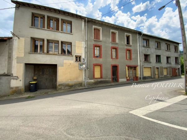  ENSEMBLE IMMOBILIER de 620 M2 à réhabillité,  GARAGE et GRANGE attenant proche de BOEN sur LIGNON(42)