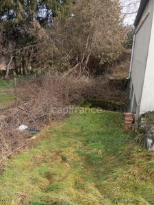Proche de NOIRETABLE  (42) Local commercial/bureau de 50 M2 avec grand parking clos 