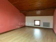 Proche de FEURS  (42). MAISON de village de 56 M2 avec sa petite cour et son terrain non attenant 