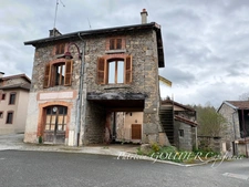 Proche de NOIRETABLE à vendre  APPARTEMENT de 68 M2 avec petit terrain non attenant