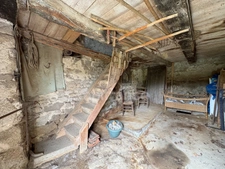 proche d' AMBERT (63) CORPS DE FERME en pierre renové  avec sa grange indépendante  TERRAIN de 1209 M2