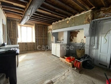 LES SALLES (42). MAISON MITOYENNE de 130 M2 avec cave voutée  dans le HAUT FOREZ 
