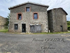 proche d' AMBERT (63) CORPS DE FERME en pierre renové  avec sa grange indépendante  TERRAIN de 1209 M2