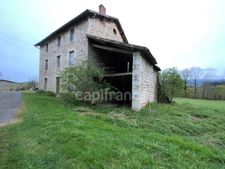 Proche de NOIRETABLE   MAISON EN PIERRE de 180 M2 avec son hangar sur terrain arboré de 7400m2