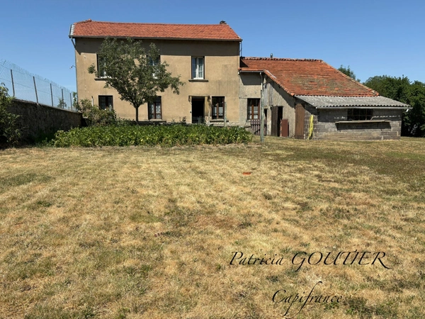 Proche de NOIRETABLE  : MAISON DE CAMPAGNE de 157 m2 avec DEPENDANCES  et TERRAIN de 1200 M2