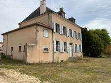 A  SAINT FORGEUX LESPINASSE (42) MAISON DE CARACTERE de 200 M2 avec DEPENDANCES et terrain clos de 8400M2