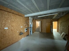 LES SALLES (42). MAISON INDIVIDUELLE de 120 M2 à finir de restaurer, son beau terrain de 2700 M2 constructible 