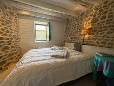 proche d' AMBERT (63) CORPS DE FERME en pierre renové  avec sa grange indépendante  TERRAIN de 1209 M2