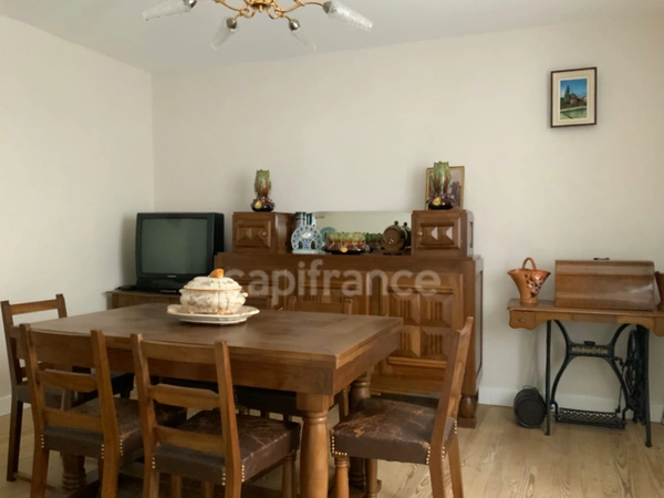 A CERVIERES (42). Maison de village de 65 M2 avec son garage attenant 