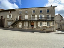 Proche de MOIRETABLE (42).  GRANDE MAISON de village de 217 m2 avec 9 CHAMBRES, BALCON et GARAGE et REMISE  de 180 M2