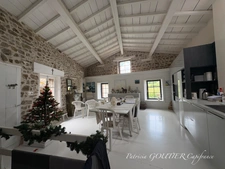 proche d' AMBERT (63) CORPS DE FERME en pierre renové  avec sa grange indépendante  TERRAIN de 1209 M2