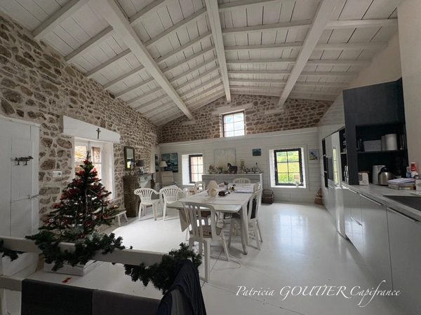 proche d' AMBERT (63) CORPS DE FERME en pierre renové  avec sa grange indépendante  TERRAIN de 1209 M2